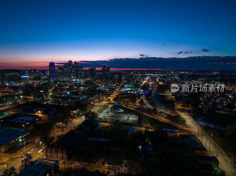 无人机拍摄的市中心堪萨斯城，密苏里州在黄昏