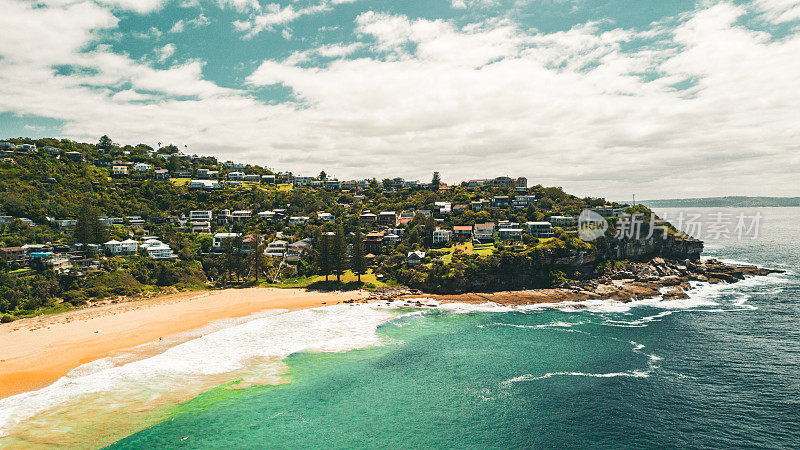 在澳大利亚悉尼的新南威尔士州北部海滩，海浪和海滩的壮丽海景。这张照片是用无人机从空中拍摄的。