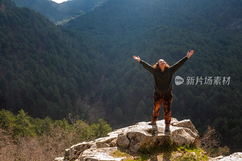 一对夫妇在艾达山野餐。女人的自由。