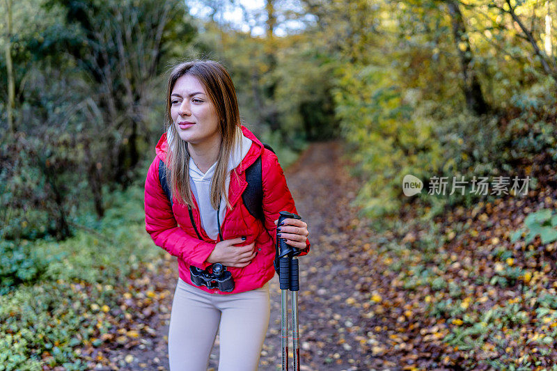 一名女子在徒步探险时胃部不适