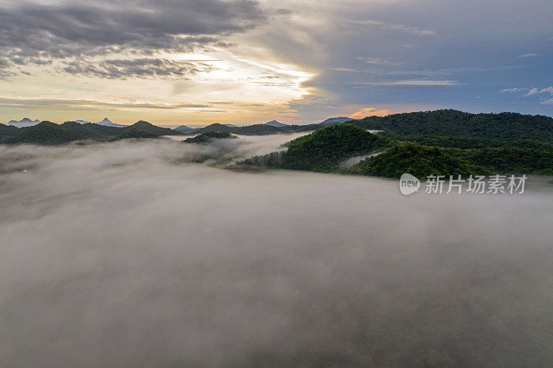 薄雾笼罩着周围的群山。