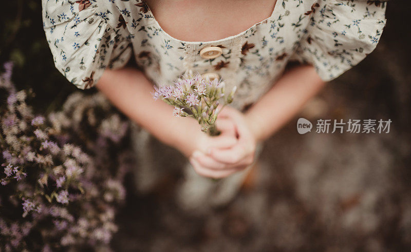 小女孩粉红色的花