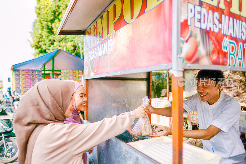 亚洲穆斯林妇女在街头食品市场斋月