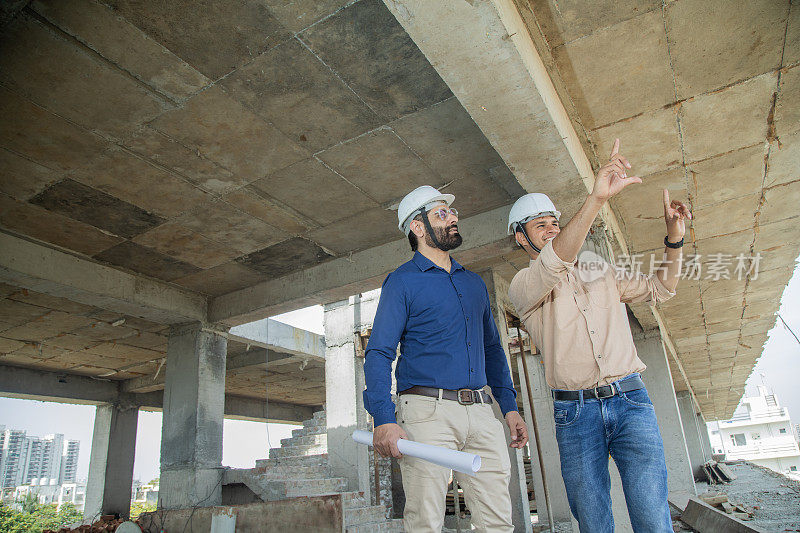 男承建商在工地讨论工程