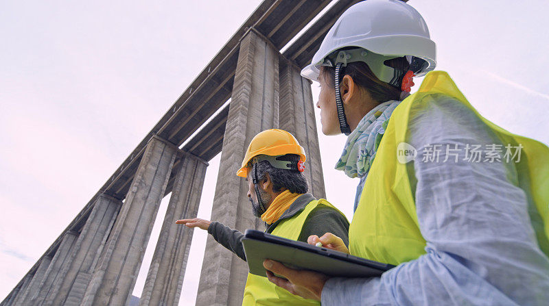 道路工程师正在工作。修建新的高速公路。