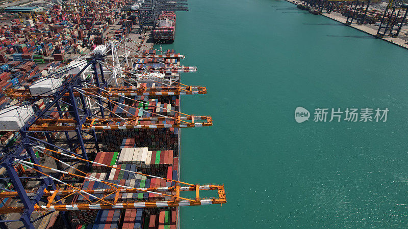 后视图集装箱货船。商业物流运输海运，货船，集装箱在深海港口工业园区进出口世界各地