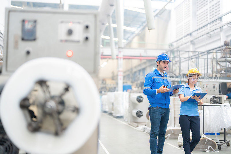 在工业领域，欧洲男性工程师和亚洲女性工程师在控制塑料和钢铁工厂的机械方面发挥着关键作用，这对全球市场至关重要。
