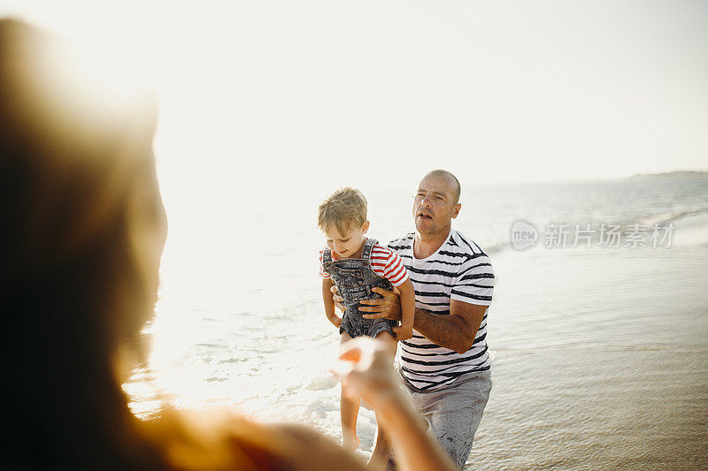 一家人在海滩上欣赏日落