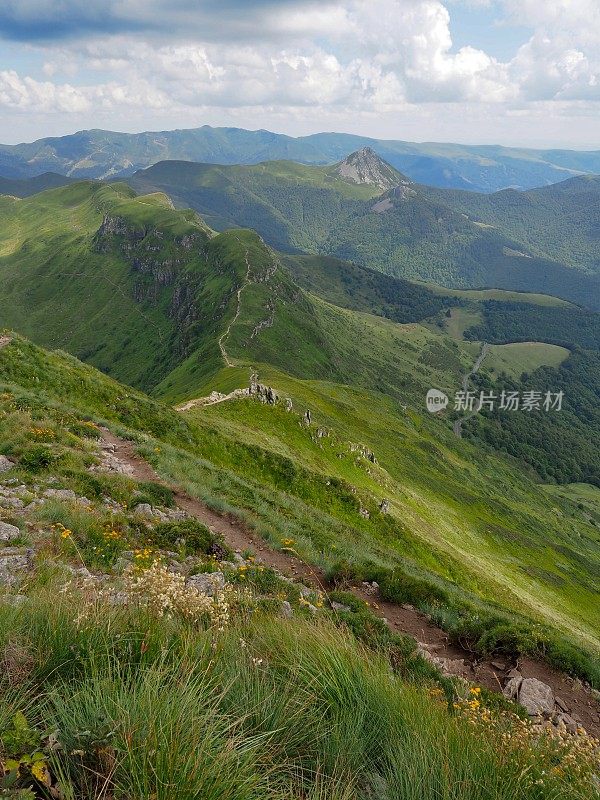 法国康塔尔山脉的火山景观