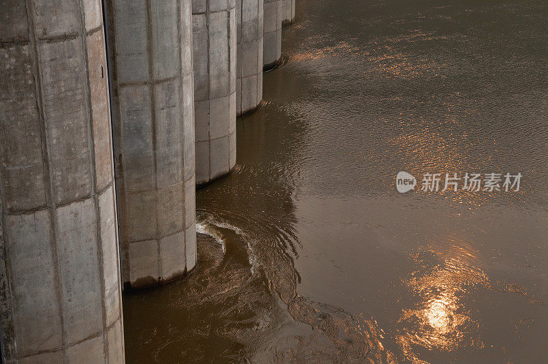 阳光兔，河流，水电站，建筑工地，排水管道。