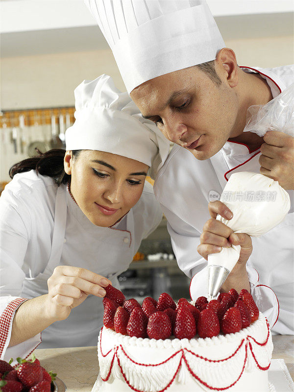 两位制作草莓蛋糕的糕点师