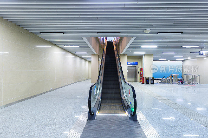 地下通道的现代自动扶梯