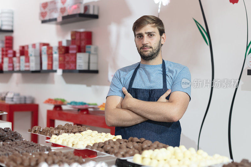 企业家肖像在他的小生意巧克力店