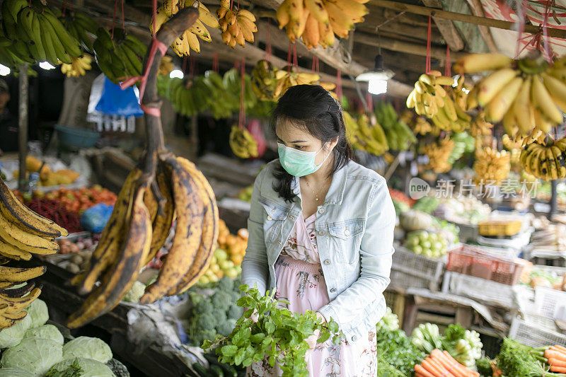 孕妇在街头市场买水果