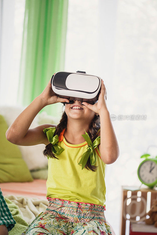 家里有虚拟现实模拟器的女孩