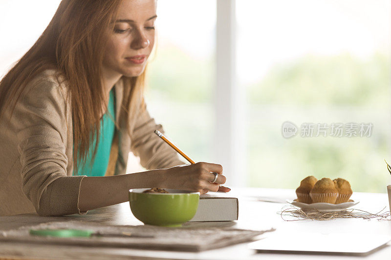 在爱心包裹上写便条