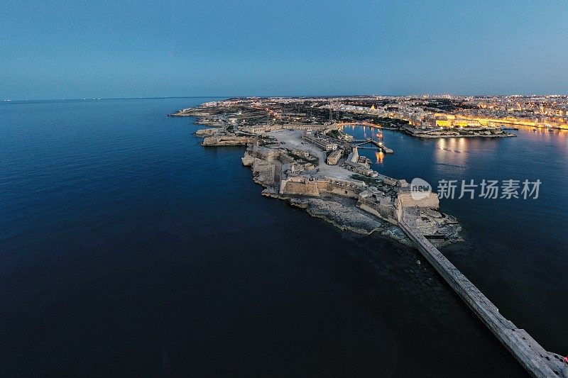 瓦莱塔和大港口日落无人机航拍-马耳他