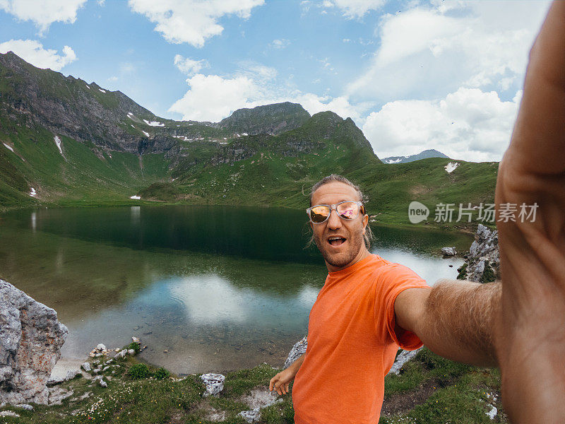 年轻人在山顶自拍，湖景