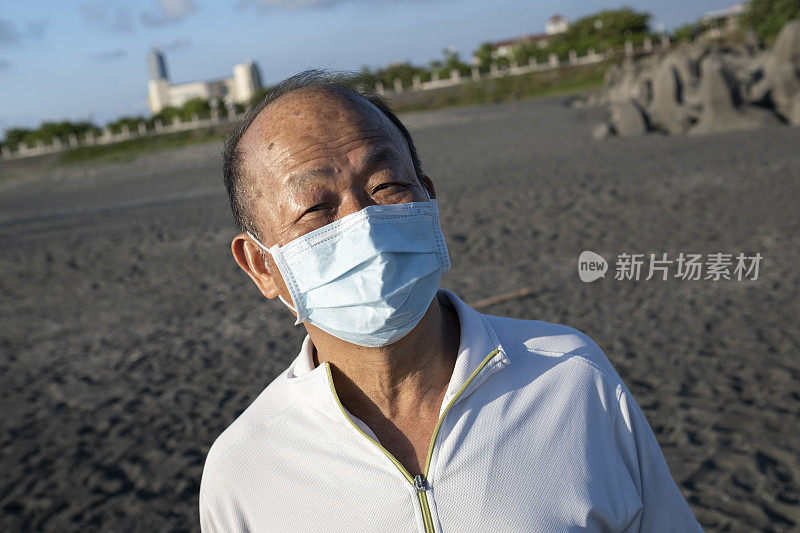 戴医用口罩的老人