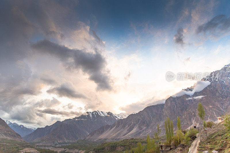 全景山景观背景在自然日落风景巴基斯坦