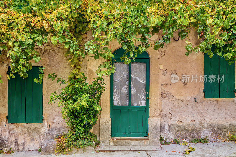 在法国普罗旺斯，一个迷人的古老的法国村庄房子入口的街景。