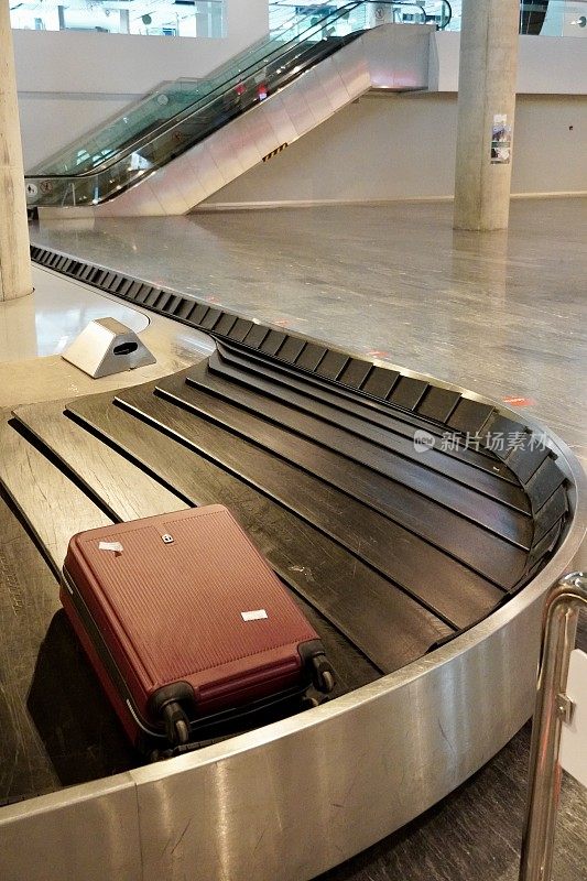 机场的行李提取处有空的行李带。在机场的行李提取处，行李传送带上有箱子