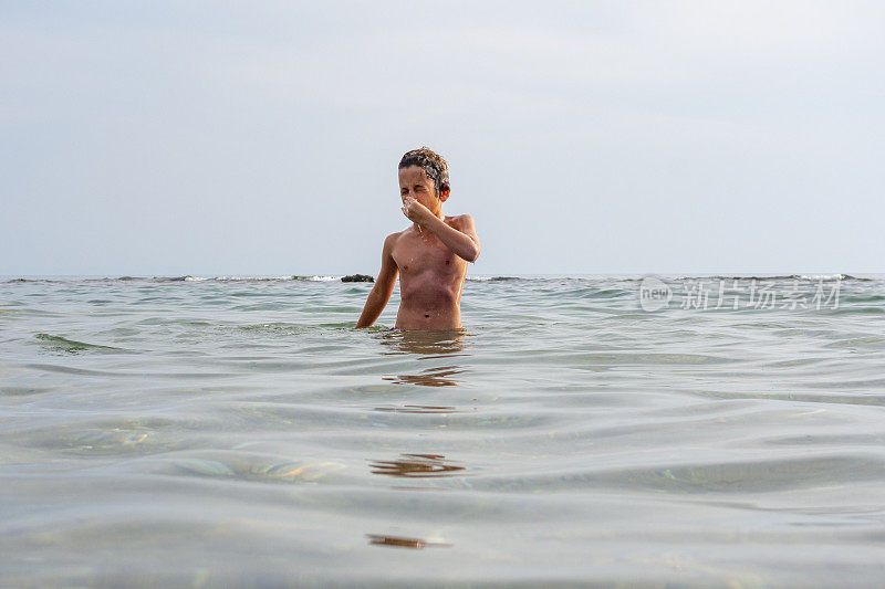 男孩夏天的乐趣在海上