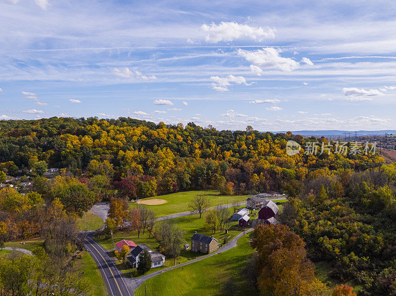 五彩缤纷的秋天在宾夕法尼亚州农村。航拍里海镇附近的农田，山与山之间的森林、拼凑的田野、村庄和农场。