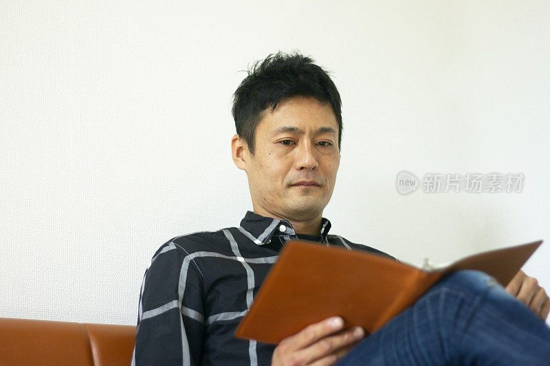 日本一名成年男子在专心地看书
