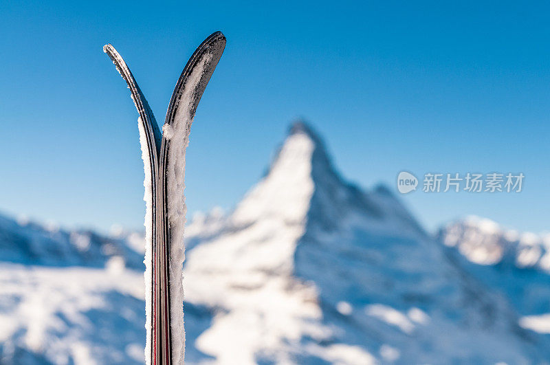 在瑞士马特洪峰前的一对滑雪板