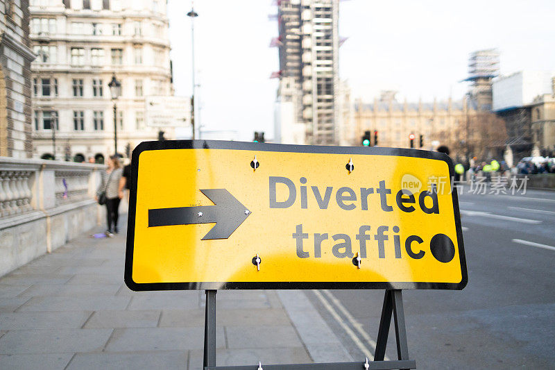 伦敦街道上改变方向的交通标志
