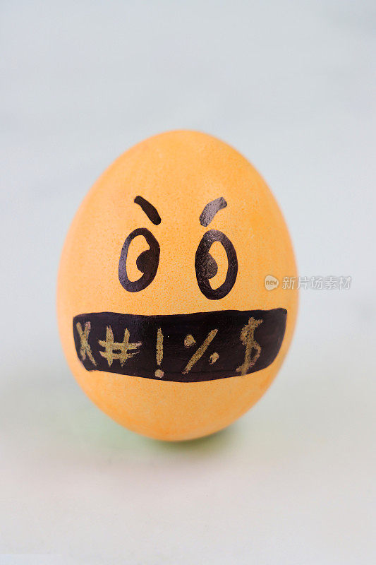 画在煮鸡蛋上的卡通面孔表达着咒骂、愤怒和愤怒