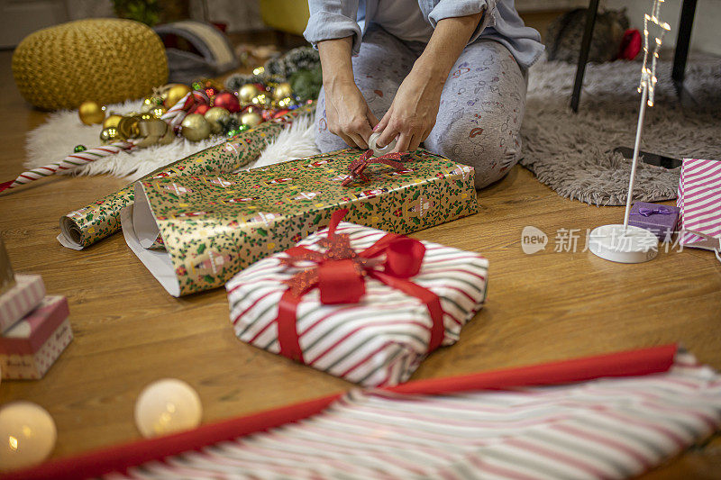 漂亮的圣诞节传统在家包装礼物