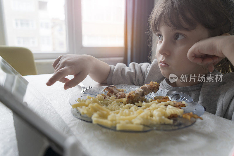 小女孩正在吃鸡肉