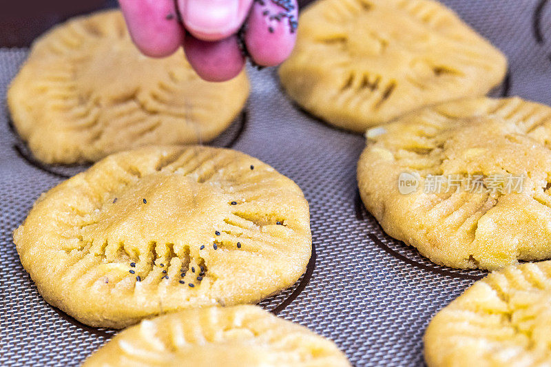 烘烤自制饼干的过程