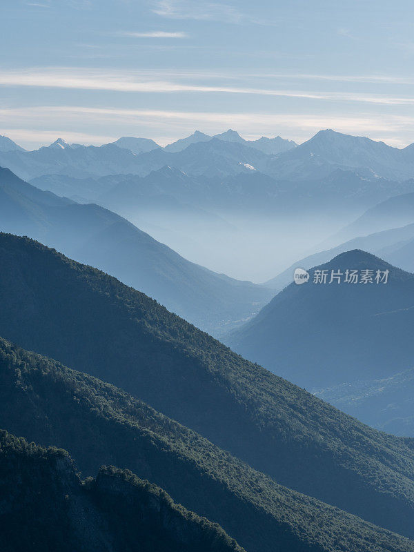 日出时瑞士阿尔卑斯山的一层层山脉