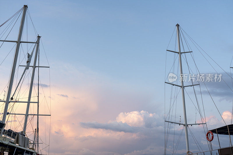 水平视图帆船桅杆对蓝天背景在一个晴朗的日子