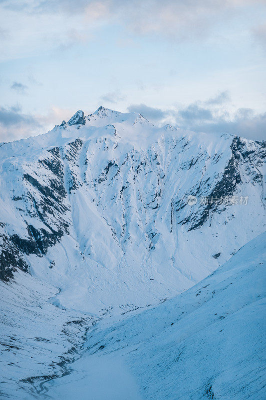 早上的瑞士阿尔卑斯山雪景