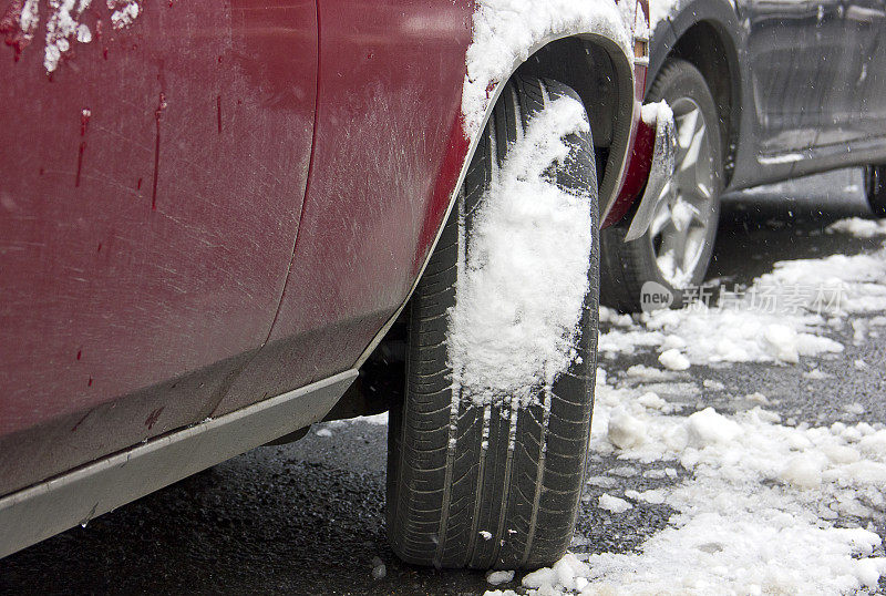 汽车轮胎在被雪覆盖的冬季道路上行驶