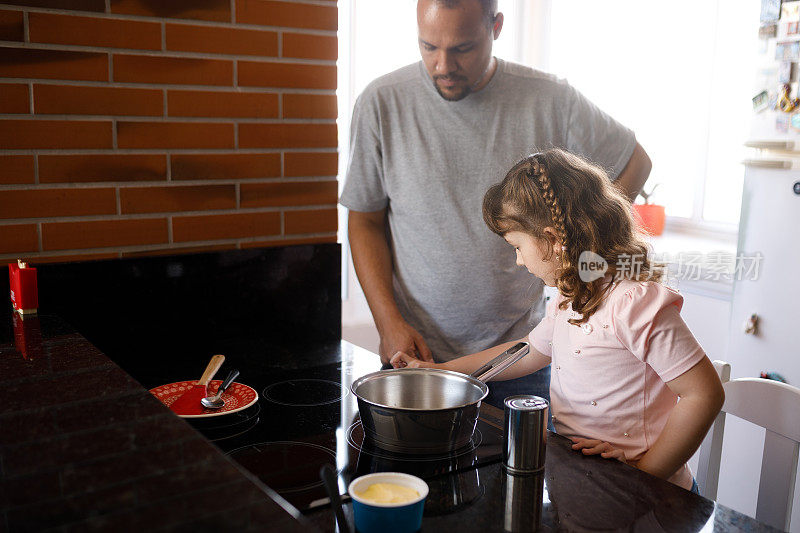 父亲和女儿布置厨房开始做饭