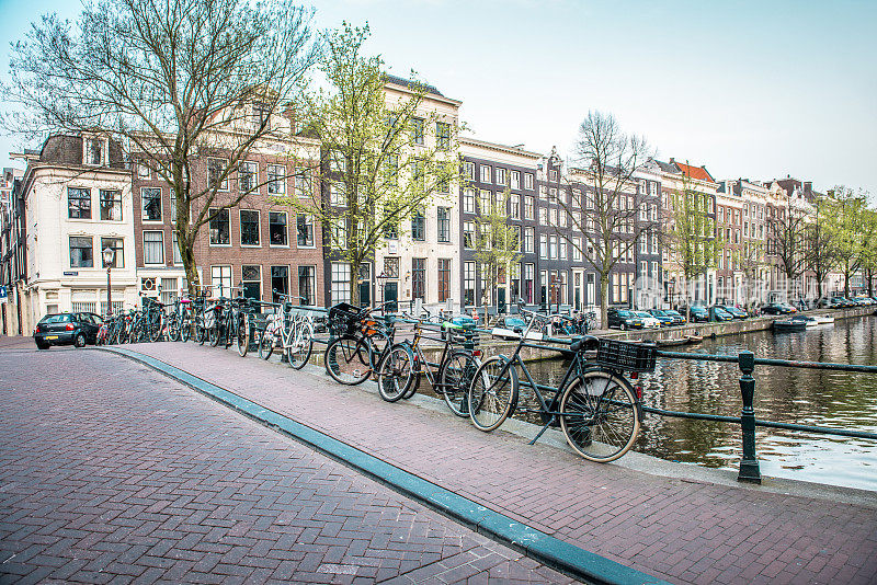 荷兰，著名的阿姆斯特丹自行车，停在阿姆斯特尔河运河上的桥上