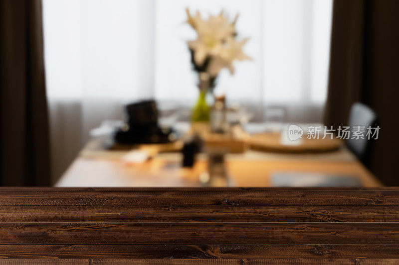 现代豪华厨房餐桌黑色的金色调与木制的桌面空间展示或蒙太奇您的产品。