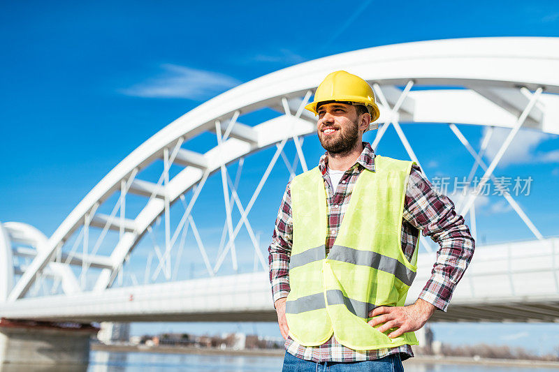 戴安全帽的桥梁建筑工人或工程师