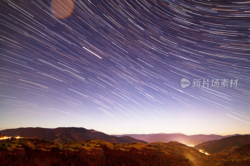 乌克兰山区的夜晚时间。月亮下的星星与山的剪影和夜空中的星星。令人惊叹的秋景，山间的夜生活景观