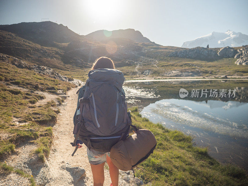 女性徒步旅行者在日出，露营体验