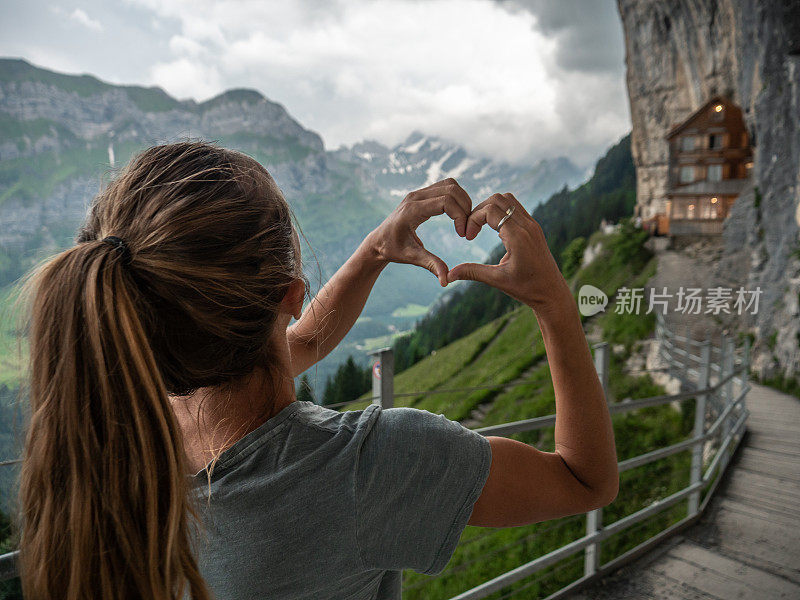 女人在著名的阿彭策尔风景上动心