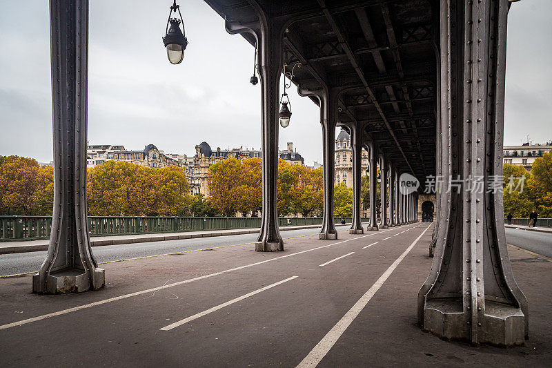 秋日法国巴黎的哈基姆桥