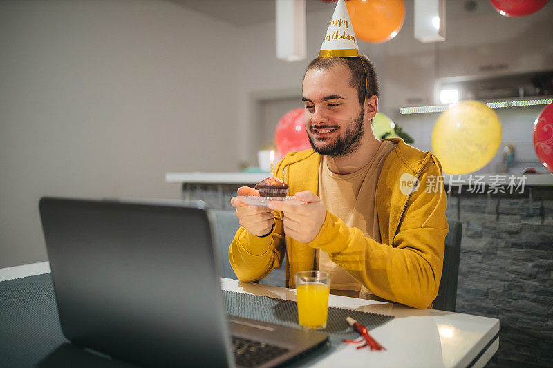 一个年轻人在家庆祝生日