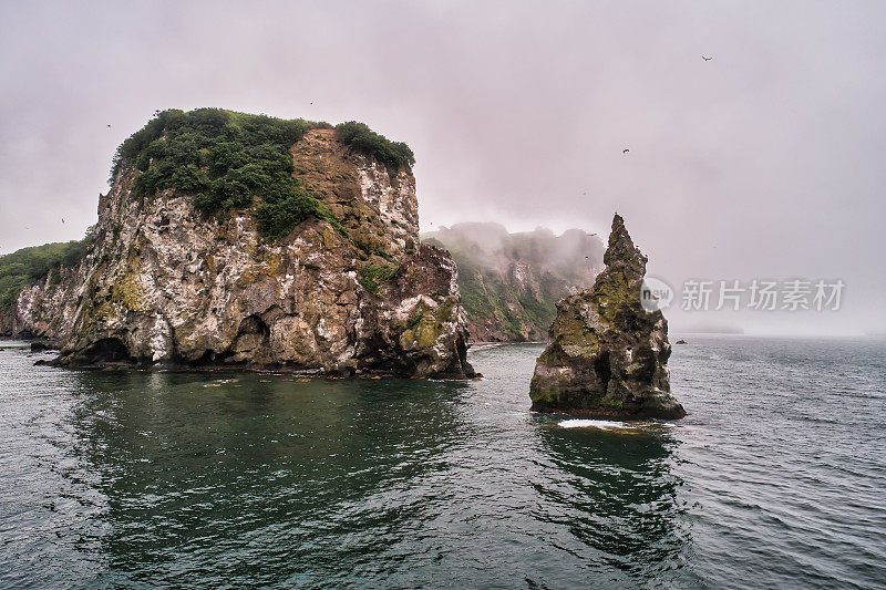 海岸岩石恶魔的手指在阿瓦查湾海岸。