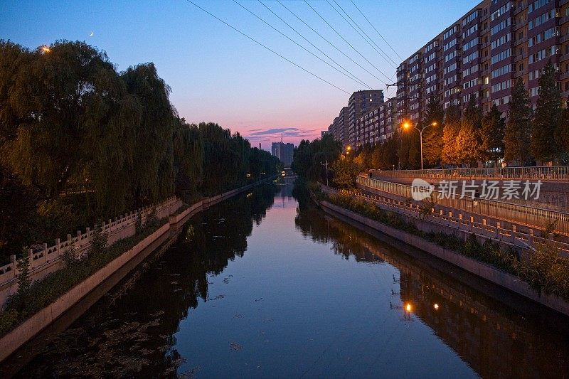 日落在北京城中心南护城河上